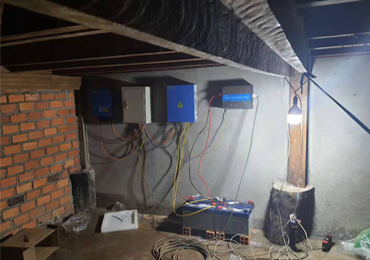 Sistema de bomba solar híbrida de 4 kW Sistema de energia solar off-grid de 2 kVA no Camboja